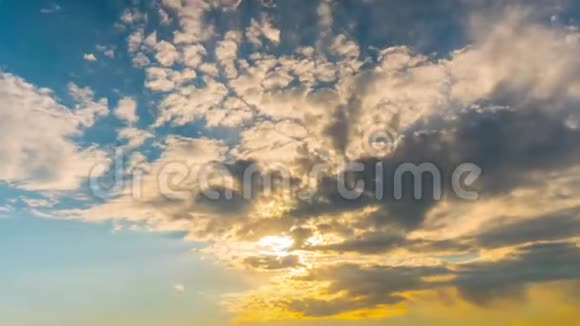 黎明时的太阳和云彩时间流逝视频的预览图
