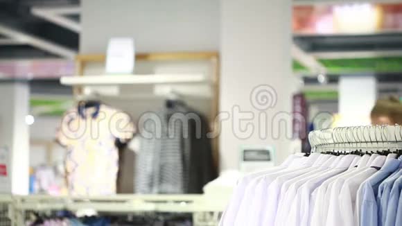 一个英俊的年轻人在商店买衣服的画像视频的预览图