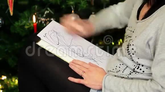 忧郁的女人用黑色条纹画纸视频的预览图