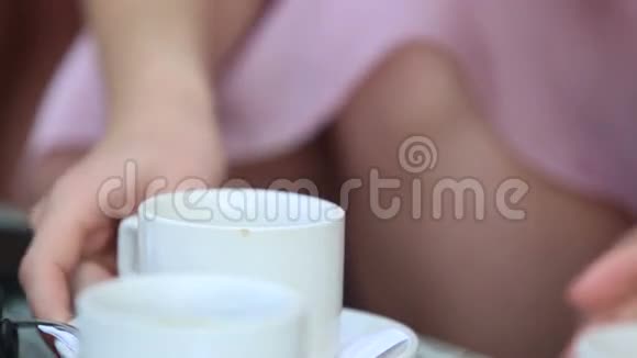 女人用白杯倒茶视频的预览图