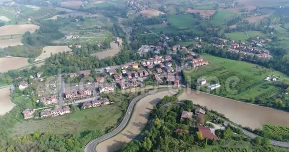 从空中俯瞰意大利葡萄园意大利中世纪小镇从葡萄园上方俯瞰全景视频的预览图