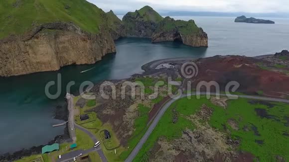冰岛岩石海岸的鸟瞰图视频的预览图