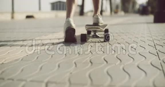 一个人沿着变形的人行道推着滑板视频的预览图