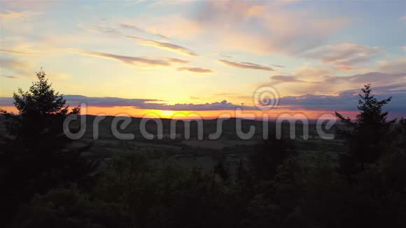 英国什罗普郡风景谷上空日落云的鸟瞰图视频的预览图