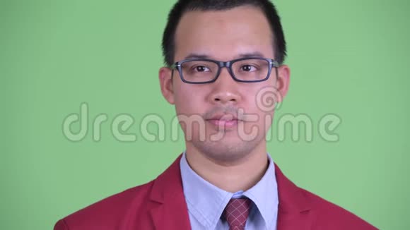 戴眼镜的快乐亚洲商人的脸视频的预览图