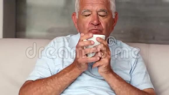 老人在沙发上喝咖啡视频的预览图
