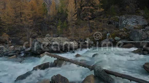 西伯利亚高原灰岩间白水带浅流视频的预览图
