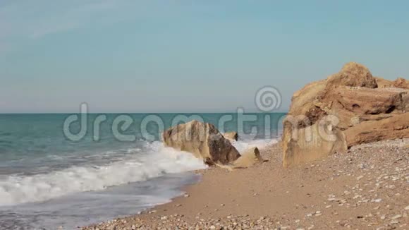 海景风景如画的岩石海岸景观海景视频的预览图