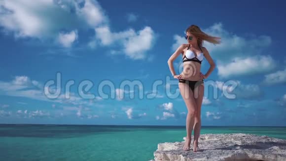 微笑的女孩加勒比海视频的预览图