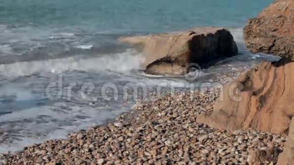 海上冲浪海浪冲击着海岸卵石视频的预览图
