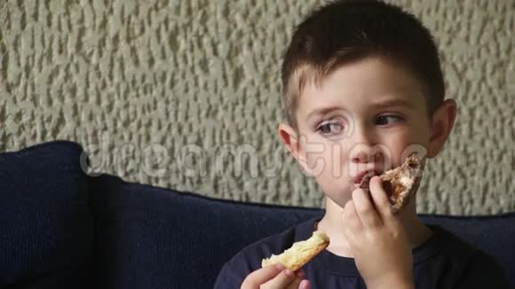 男孩吃鸡翅和面包视频的预览图