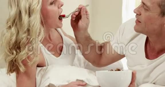 英俊的男人喂他的妻子视频的预览图