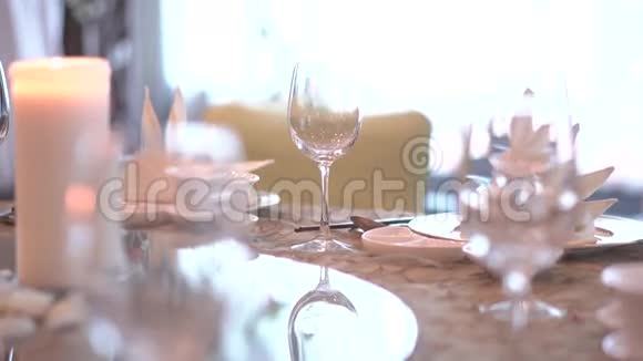 在婚宴上提供餐具细节视频的预览图