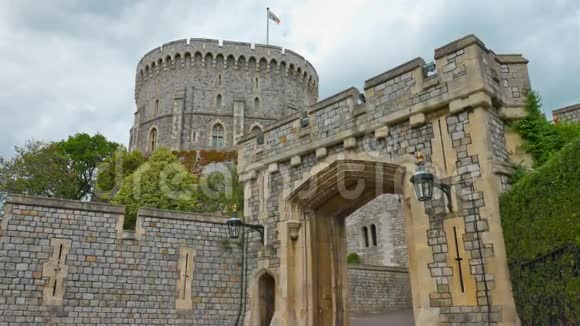 通往温莎城堡的大门建造一座古老的城堡视频的预览图