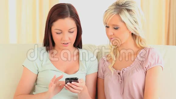 女人在智能手机上看视频视频的预览图