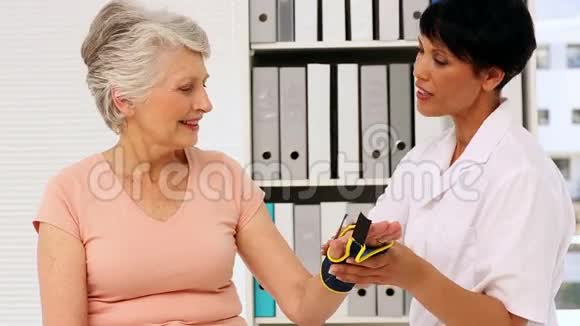 护士告诉老年病人如何戴上护腕视频的预览图