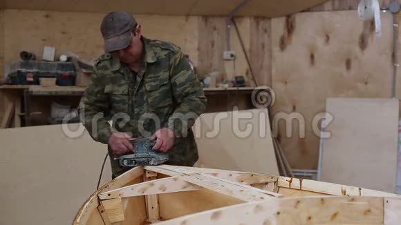 一个木匠在船厂修木船视频的预览图