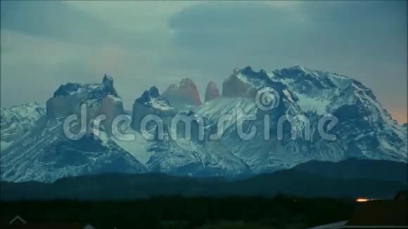 智利巴塔哥尼亚托雷斯德尔潘恩的日出云视频的预览图