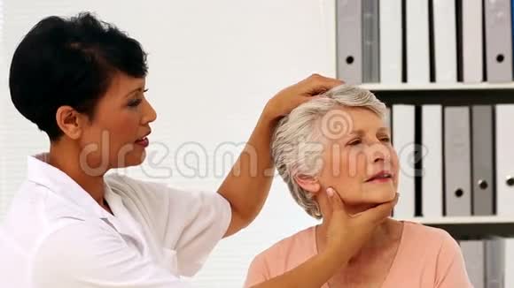 护士向老年病人展示如何锻炼受伤的颈部视频的预览图
