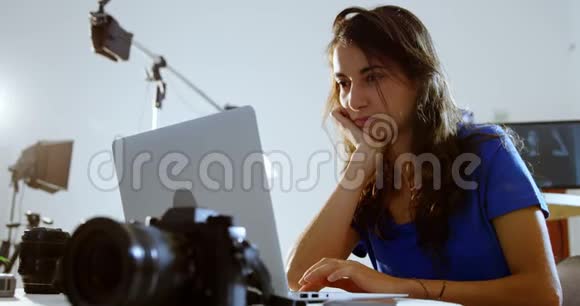 女性模型使用笔记本电脑4k视频的预览图