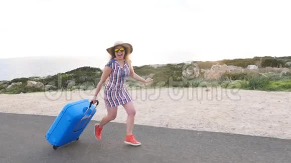 快乐的旅行者女人带着手提箱跑视频的预览图