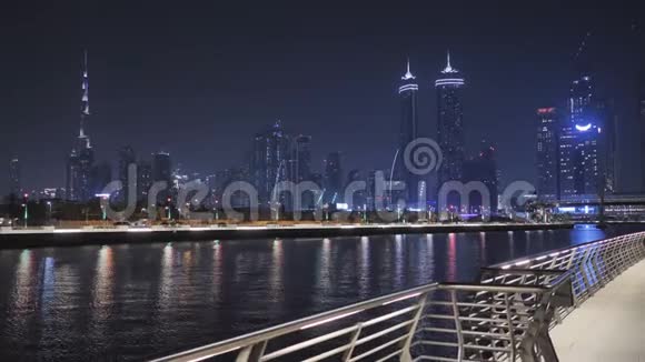 迪拜摩天大楼夜间全景迪拜希腊区的景色视频的预览图