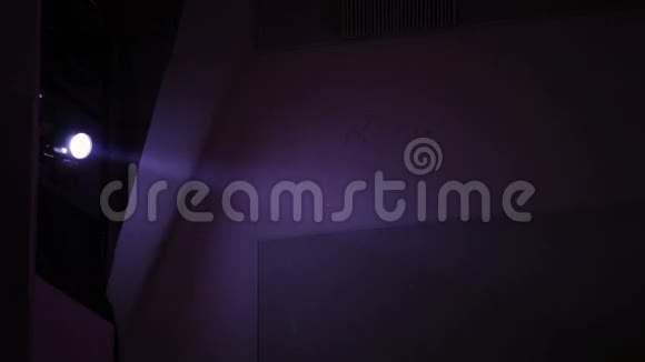 剧院提供一盏泛光灯视频的预览图