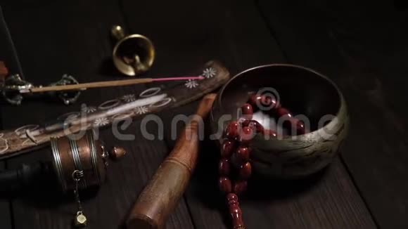 唱碗祈祷珠祈祷鼓石球等藏族宗教冥想对象视频的预览图