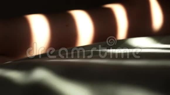 投射在女人和床上的盲影视频的预览图