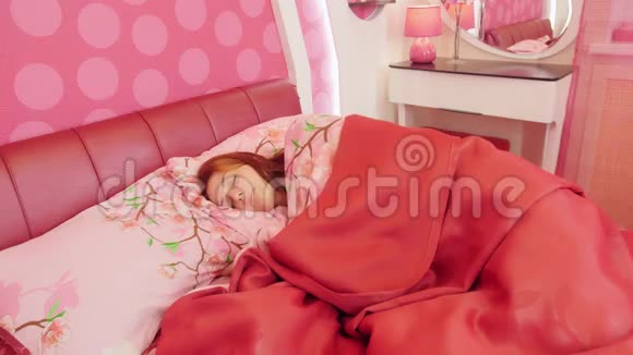 女人睡在粉红色的床上辗转反侧视频的预览图