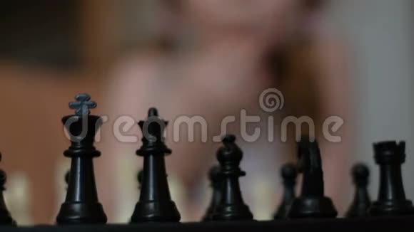 小美女下棋视频的预览图