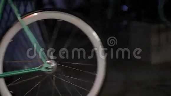 自行车滚过车架的特写视频的预览图
