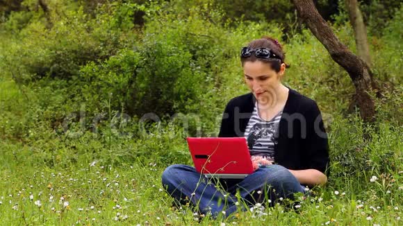 农村使用电脑的漂亮女孩视频的预览图