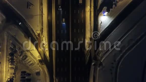夜间提供空中观景雪覆盖道路冬季提供汽车视频的预览图