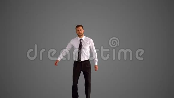 商人在灰色背景下跳跃和点击高跟鞋视频的预览图