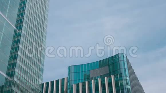 金丝雀码头办公楼玻璃和钢铁金融摩天大楼视频的预览图