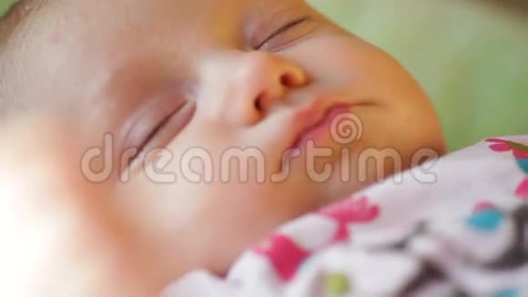 一个睡在床上的美丽婴儿的特写肖像视频的预览图