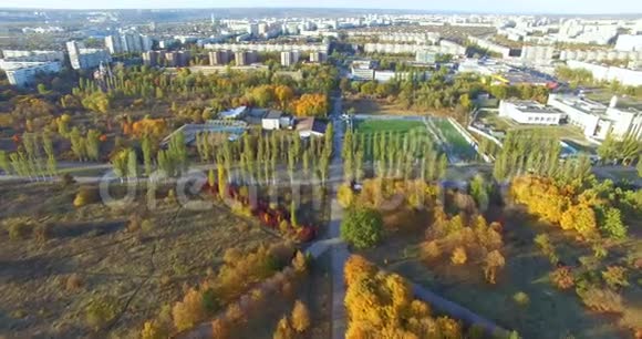 乌克兰哈尔科夫住宅区和公园的鸟瞰图视频的预览图