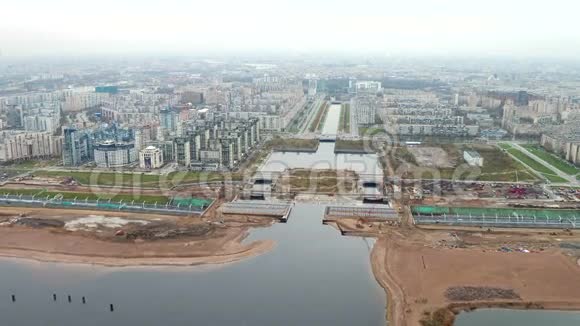 现代城市背景下大江下隧道多车道高速公路的空中拍摄视频的预览图