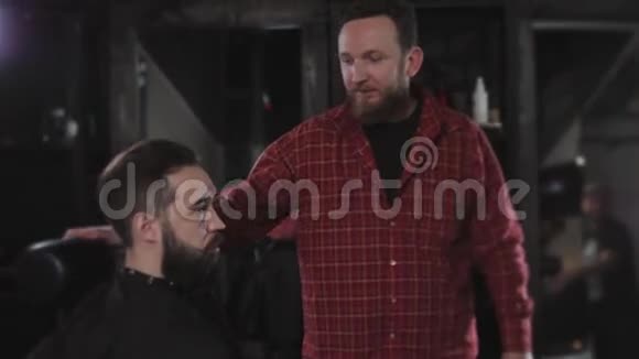 有胡子和胡子的情绪化男人理发店的嬉皮士画像视频的预览图