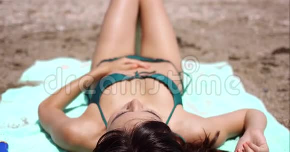 夏日阳光下女人在热带海滩晒太阳视频的预览图