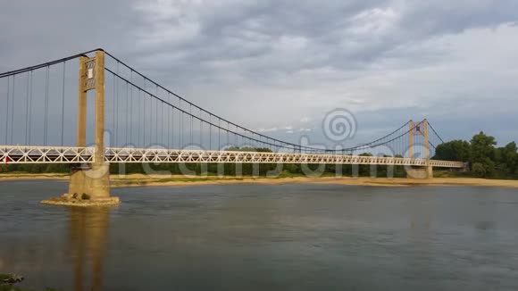 安森尼斯卢瓦尔河上的吊桥视频的预览图