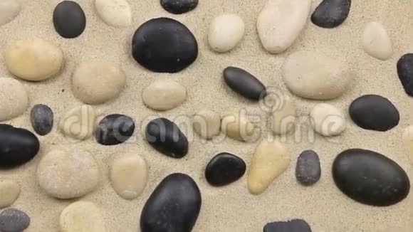 沙子上黑白石块的近似视频的预览图