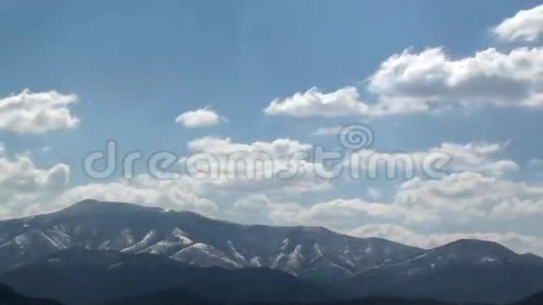 时间流逝雪山上空的白云视频的预览图