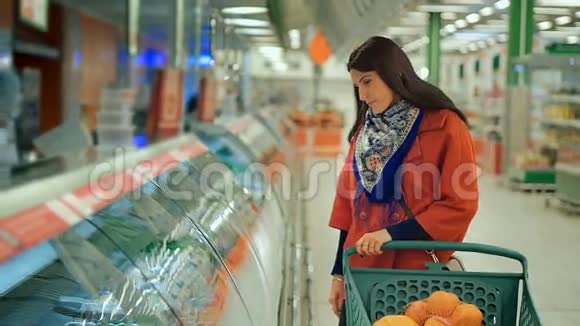 快乐的女人在超市购物视频的预览图