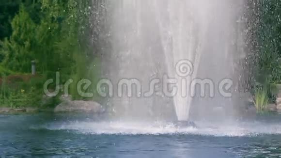 喷泉花园花园里的喷泉泼洒泉水的溪流视频的预览图