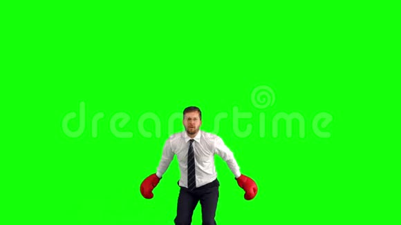 商人带着拳击手套和拳头一起跳跃视频的预览图