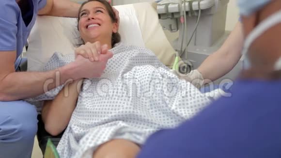 在医院接受体外受精治疗的女性视频的预览图