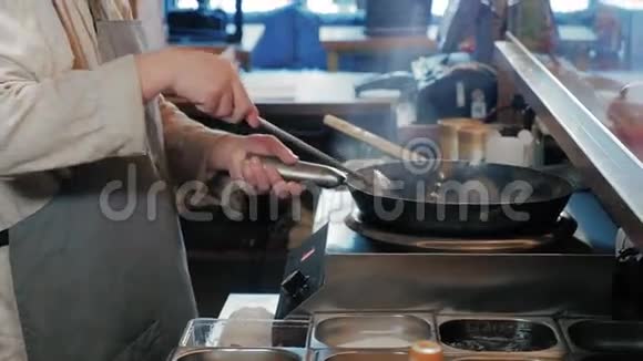 厨师在商业厨房炒肉蔬菜视频的预览图