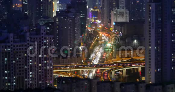 清道中国城市摩登大厦立交桥上繁忙的城市交通视频的预览图